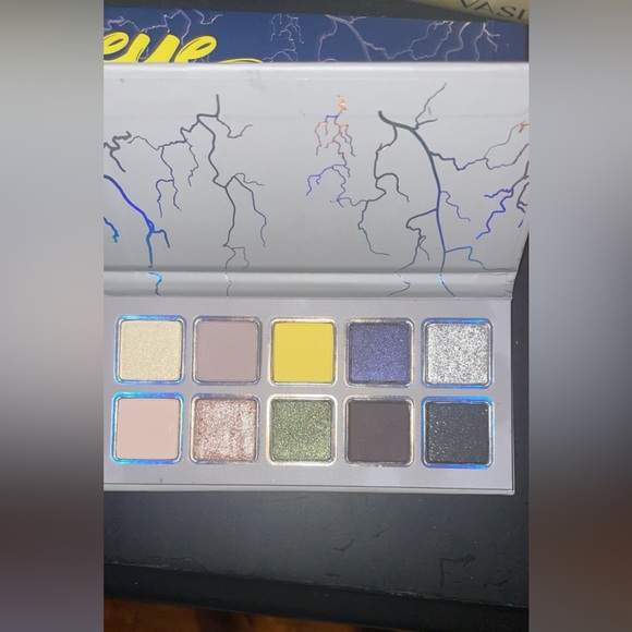 Kylie cosmetics eyeshadow palette - Picture 2 of 2